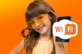 niña con celular en mano